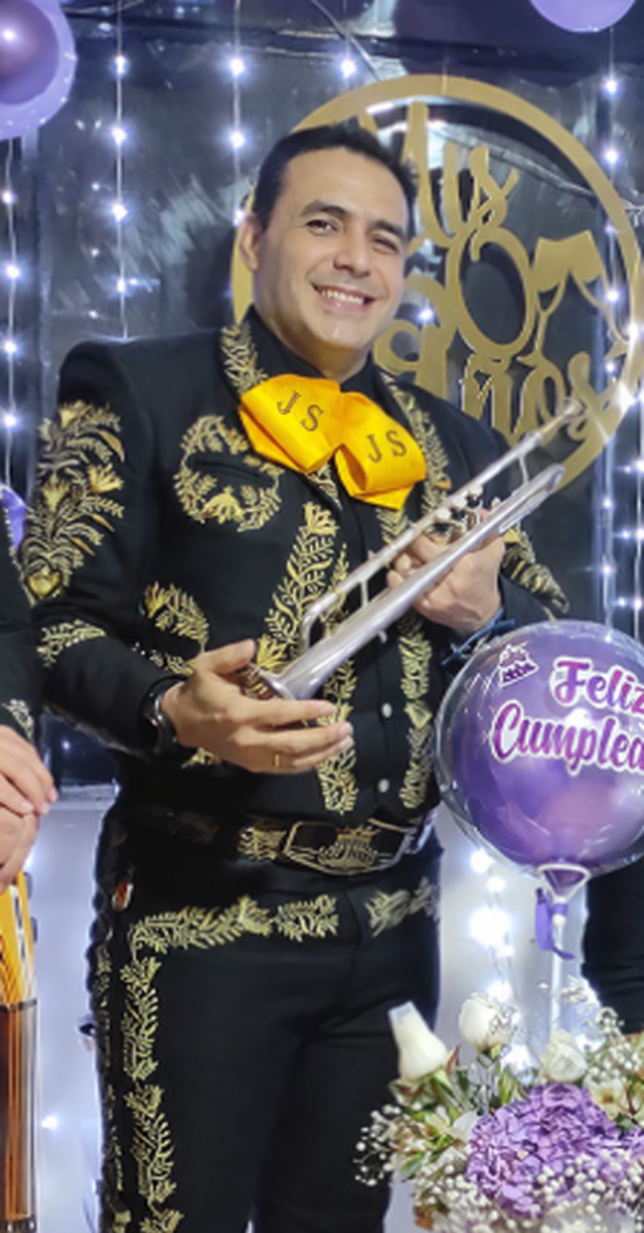 Alain Tarbes tocando trompeta con traje de mariachi